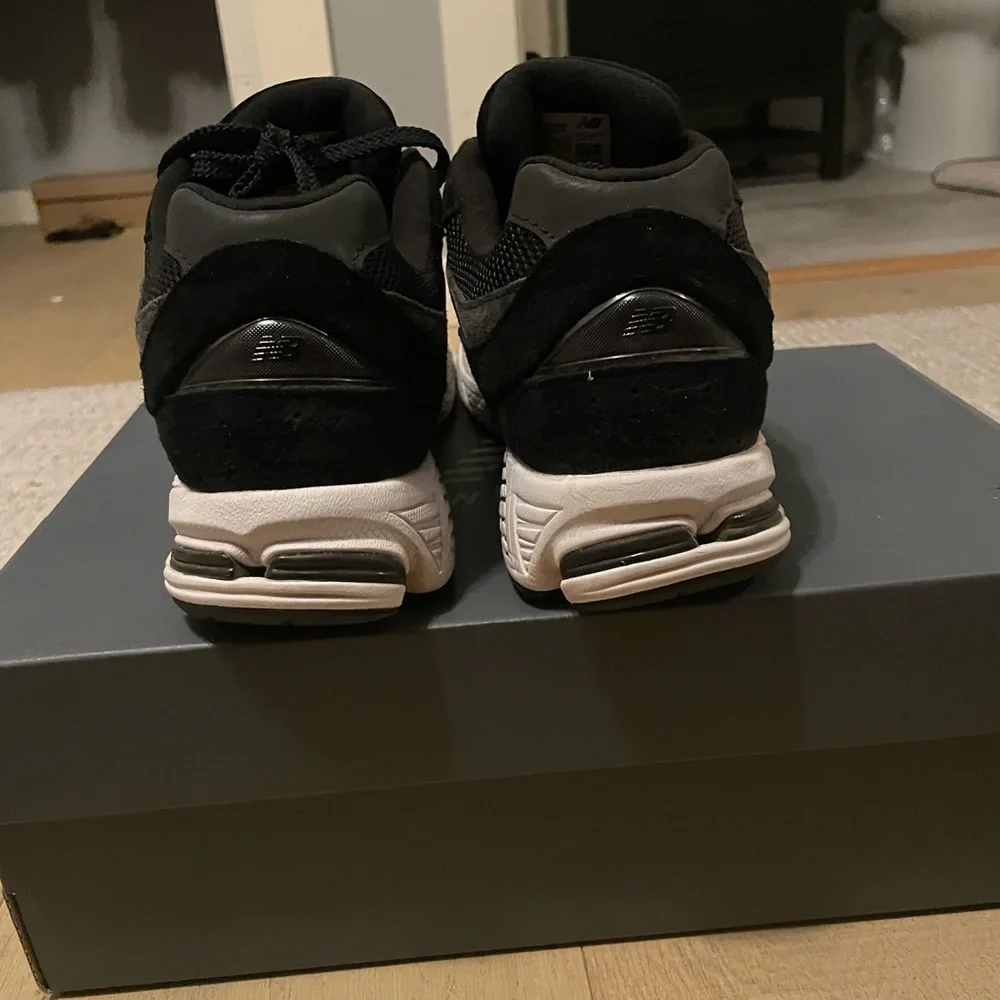New Balance Men’s Black 2002R - Picture 3 of 8